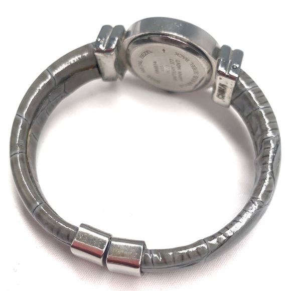 Women’s Analog Wristwatch Stainless Steel Bracelet Band Hinged Closure Quartz - Picture 4 of 10